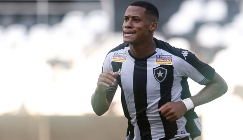 Gabriel Conceição faz golaço e garante empata do Botafogo com o Santos pelo Brasileirão Sub-20