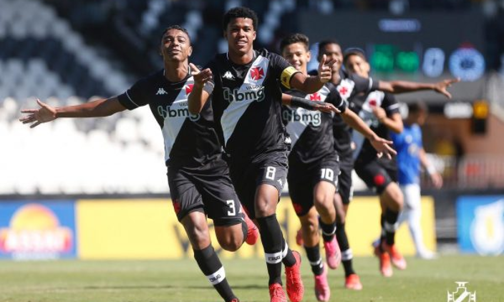 Vasco arrasa Cruzeiro em jogo de oito gols e fará clássico na final do Brasileirão Sub-17