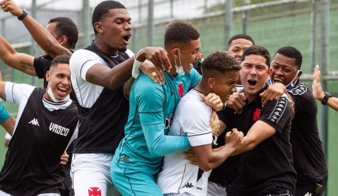 Com três de Vinícius, Vasco goleia Cruzeiro e encerra jejum no Brasileirão Sub-20