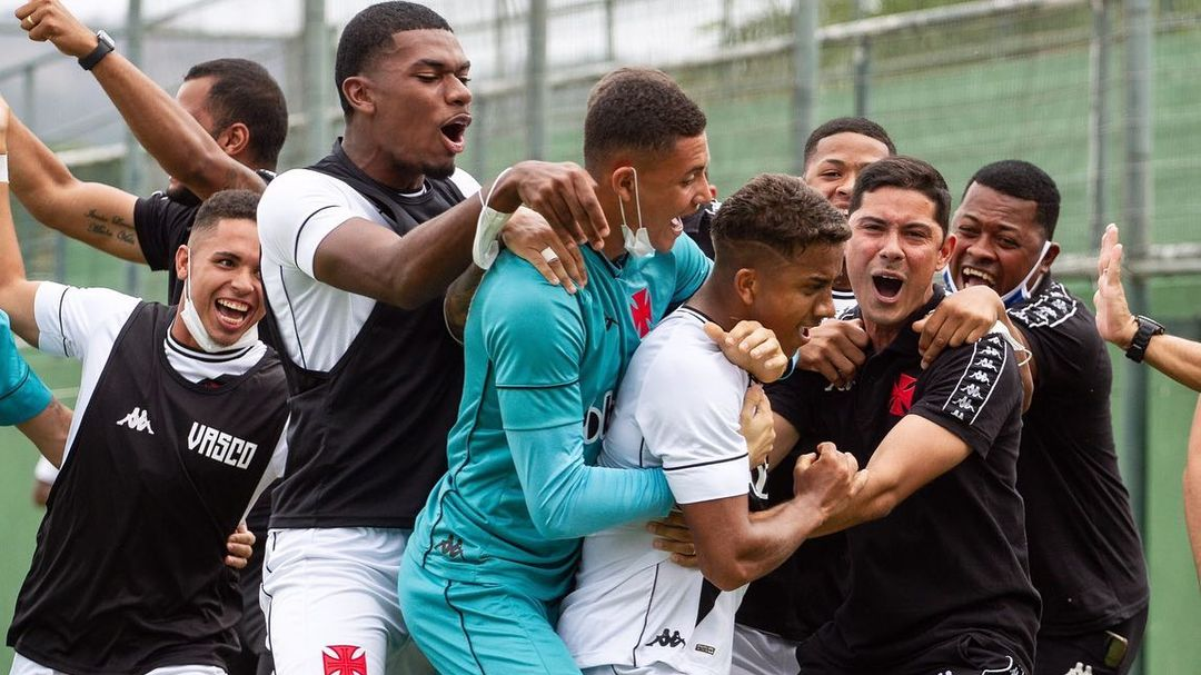 Com três de Vinícius, Vasco goleia Cruzeiro e encerra jejum no Brasileirão Sub-20