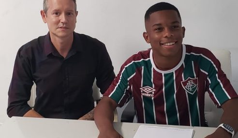 Fluminense assina primeiro contrato profissional com meia do sub-17