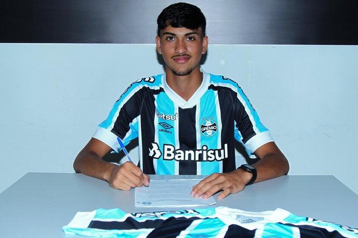 Zagueiro assina primeiro contrato profissional com o Grêmio