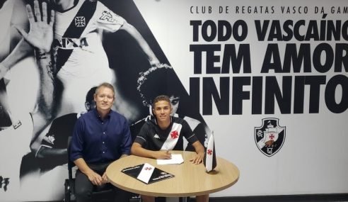 Vasco assina primeiro contrato profissional com destaque do time sub-17