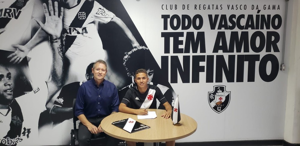 Vasco assina primeiro contrato profissional com destaque do time sub-17