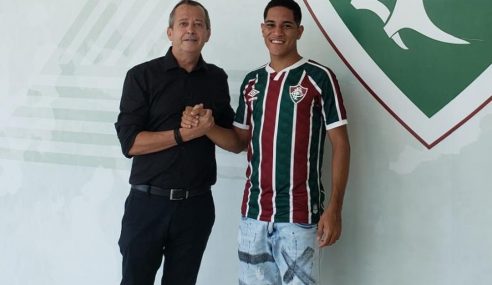 Fluminense exerce opção de compra de meia-atacante