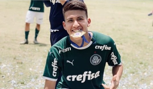 Palmeiras rescinde contrato com zagueiro estrangeiro