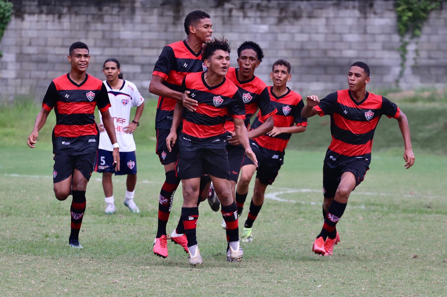 Com show de Cadu, Vitória vai à final do Baiano Sub-15