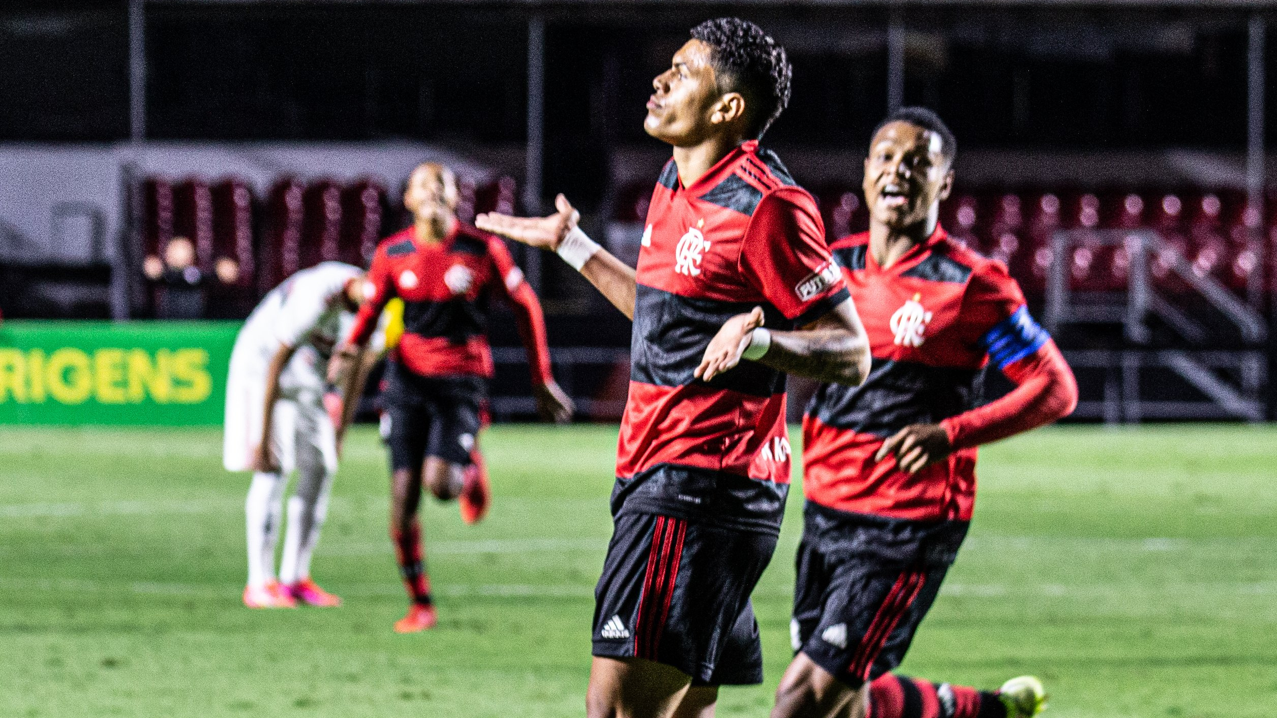 De virada, Flamengo vence São Paulo e abre vantagem na final da Copa do Brasil Sub-17