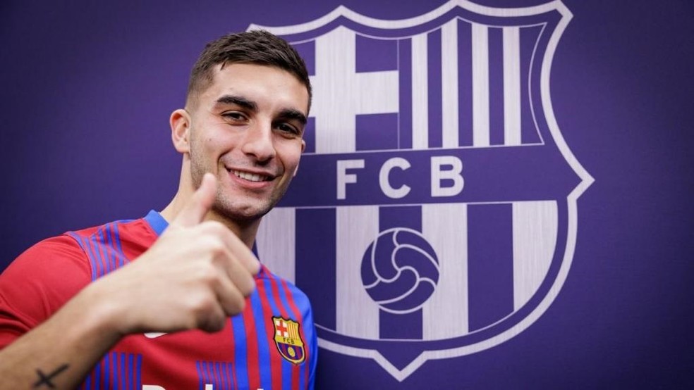 Barcelona oficializa contratação de Ferrán Torres