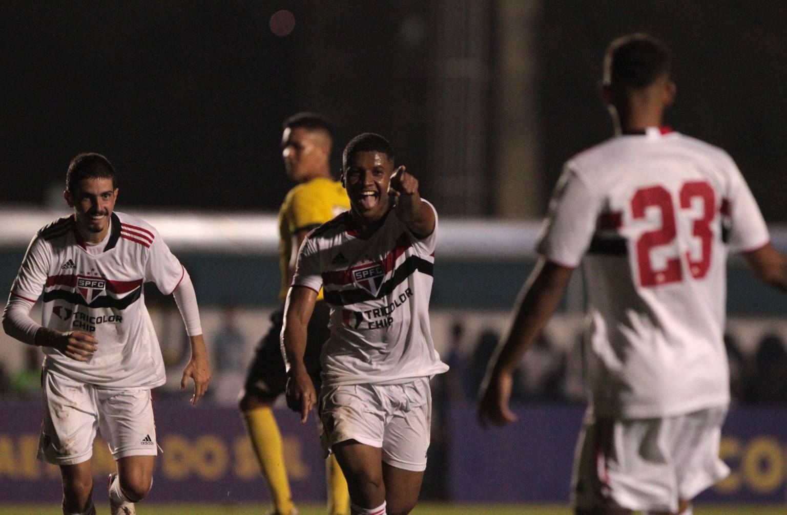 São Paulo vence com tranquilidade e avança à terceira fase da Copa SP