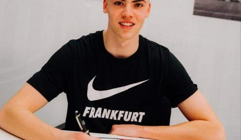Jovem de 17 anos deixa o Bayern de Munique-ALE e vai para o Eintracht Frankfurt-ALE