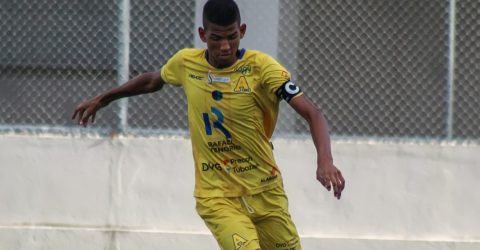 Revelação do Aliança na Copinha, zagueiro construiu primeiro campo em que atuou