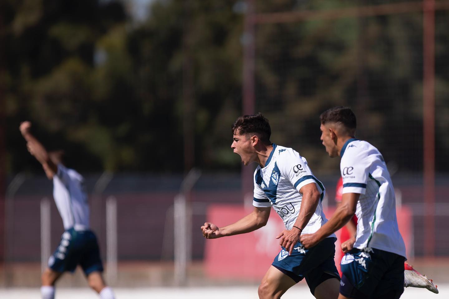 Brasileiro marca duas vezes, mas Vélez fica no empate pelo Argentino de Aspirantes