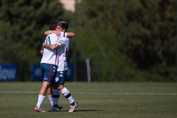 Brasileiro marca duas vezes, mas Vélez perde pelo Argentino de Aspirantes