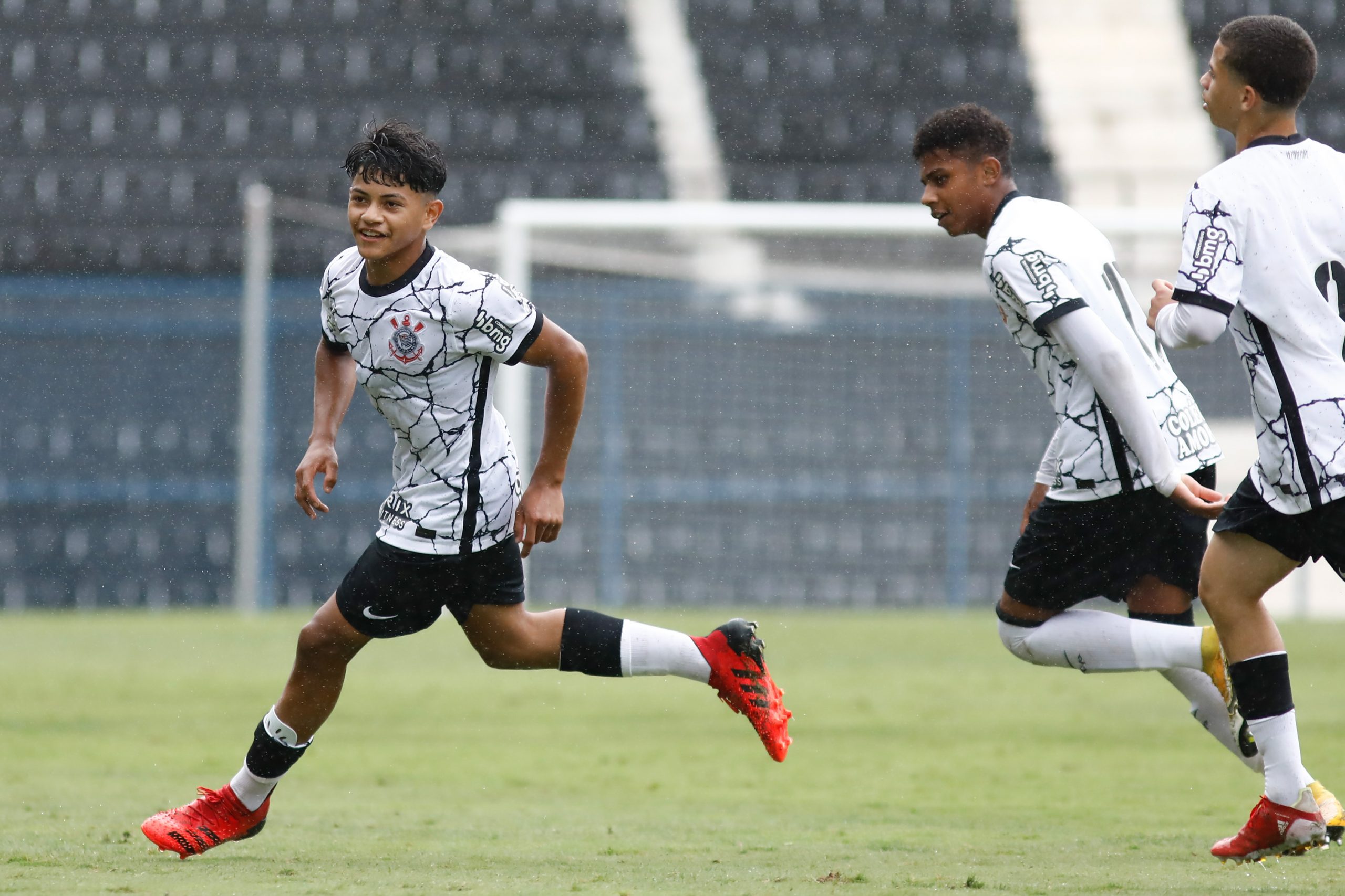 Corinthians bate Juventus e continua 100% no Paulista Sub-15