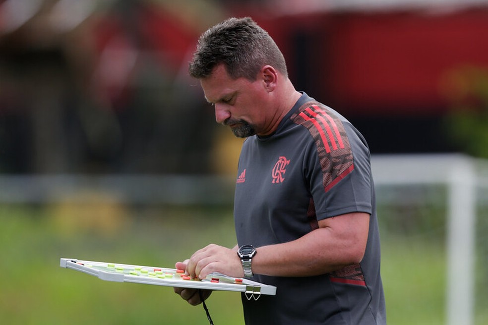 Técnico troca sub-20 do Flamengo pelo Red Bull Bragantino