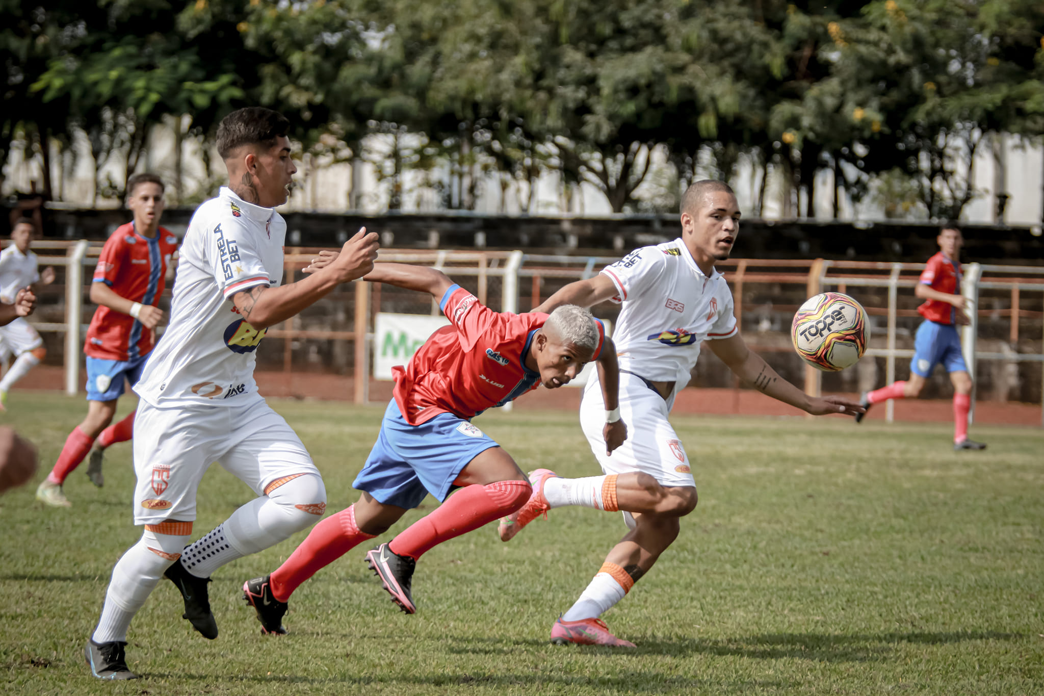 Araguari bate Coimbra na estreia no Mineiro Sub-20