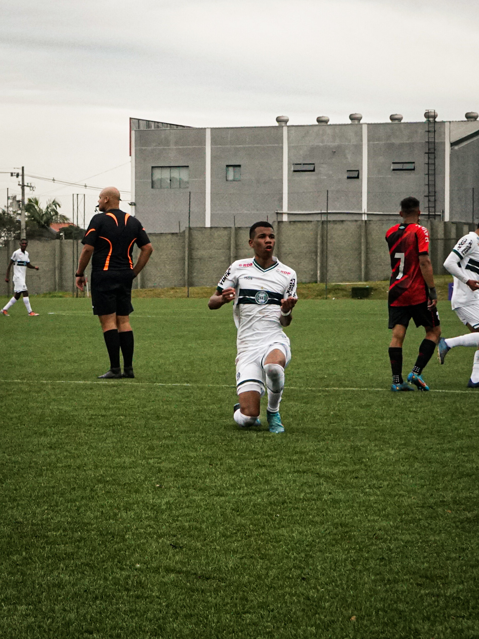 Clássico Atletiba pelo Paranaense Sub-17 termina empatado