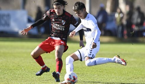 Com direito a gol brasileiro, Vélez goleia e é o líder do Argentino de Aspirantes