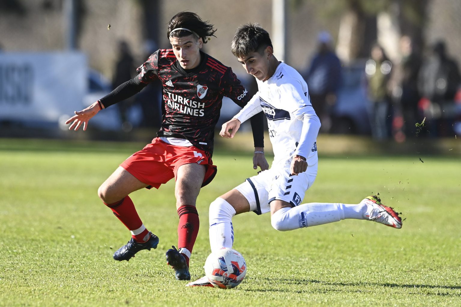 Com direito a gol brasileiro, Vélez goleia e é o líder do Argentino de Aspirantes