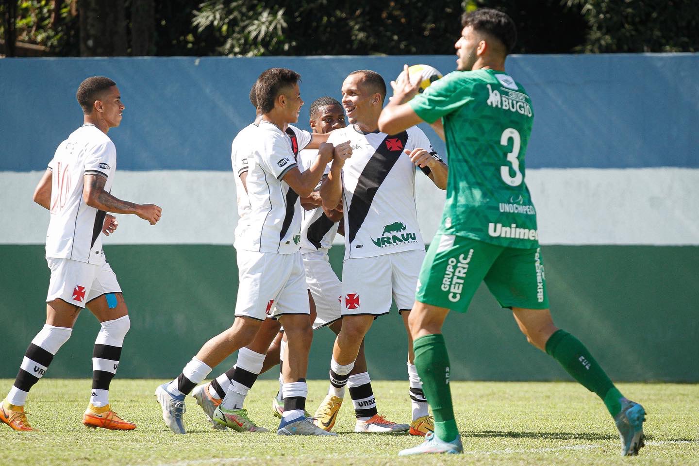 Vasco goleia a Chapecoense pelo Brasileiro Sub-20