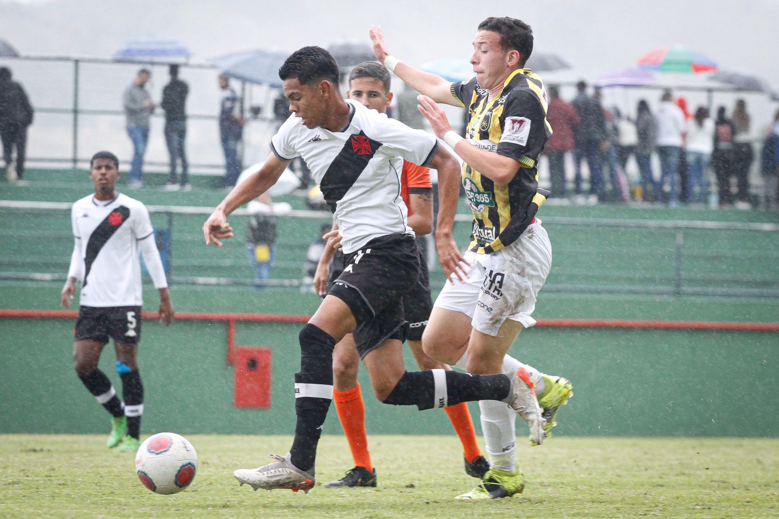 Vasco goleia Volta Redonda pelo Carioca Sub-17