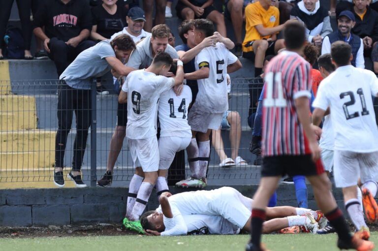 Em clássico com nove gols, Santos vence o São Paulo pelo Brasileiro Sub-17