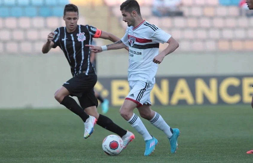 Corinthians goleia São Paulo e põe um pé na final do Paulista Sub-20