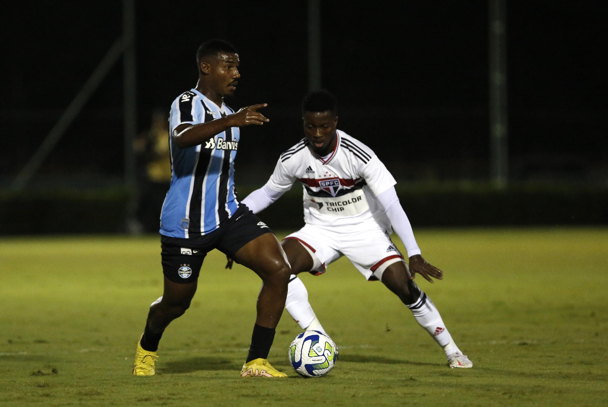 Grêmio vence fora de casa e pula para a ponta no Brasileiro Sub-20