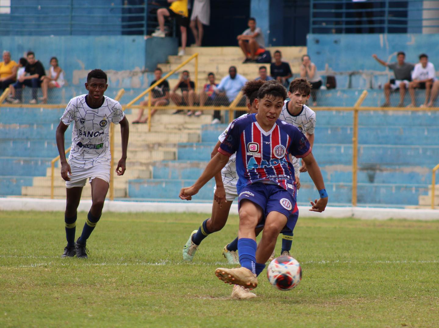 Com gol de pênalti, Grêmio São-Carlense vence dérbi em estreia no Paulista Sub-17