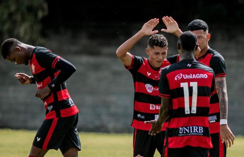 Vitória goleia e Bahia perde em estreia no Baiano Sub-20