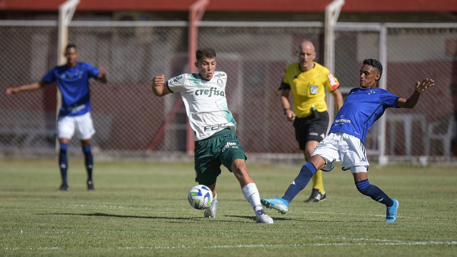 Cruzeiro tira Palmeiras da liderança no Brasileiro Sub-20