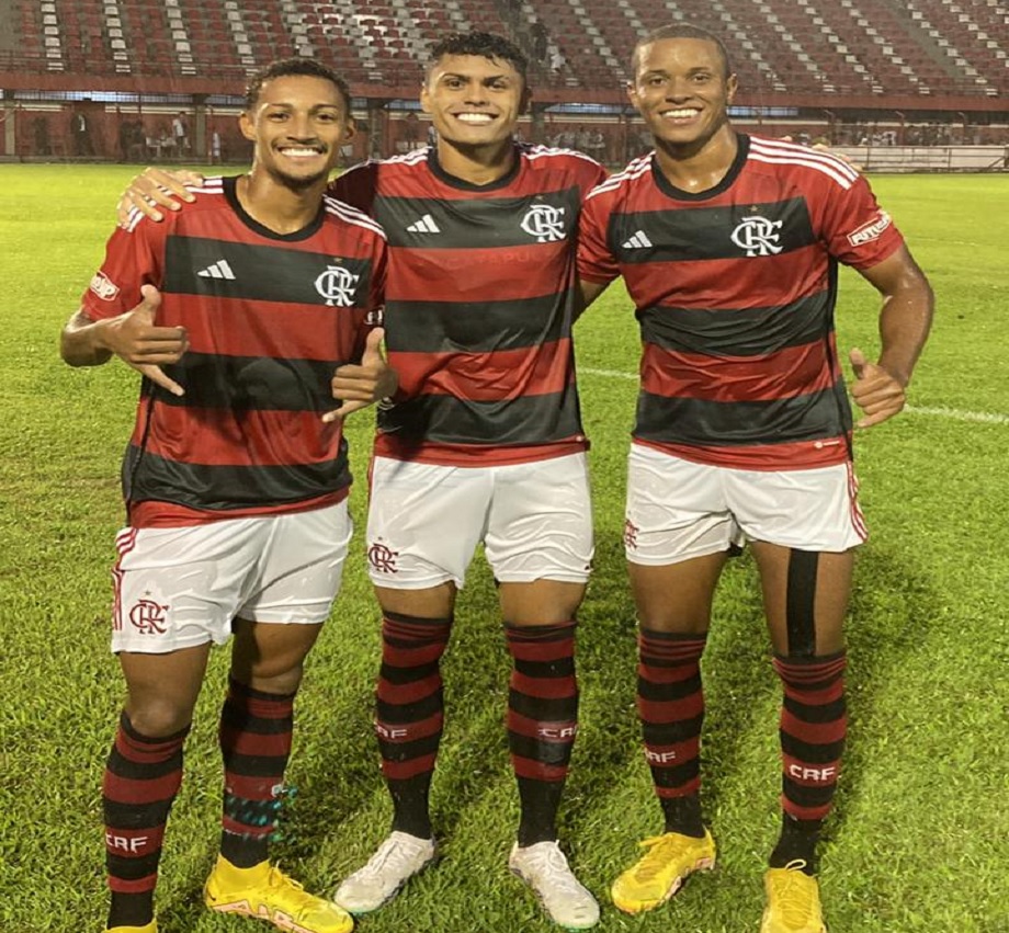 Flamengo vence de virada e segue líder no Brasileiro Sub-20