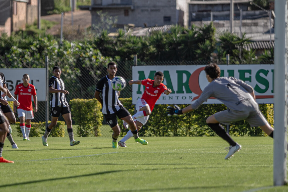 Internacional bate Botafogo de virada no Brasileiro Sub-17