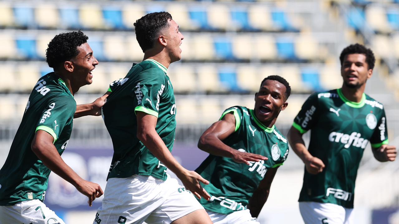 Palmeiras goleia Corinthians e põe um pé na final do Brasileiro Sub-20