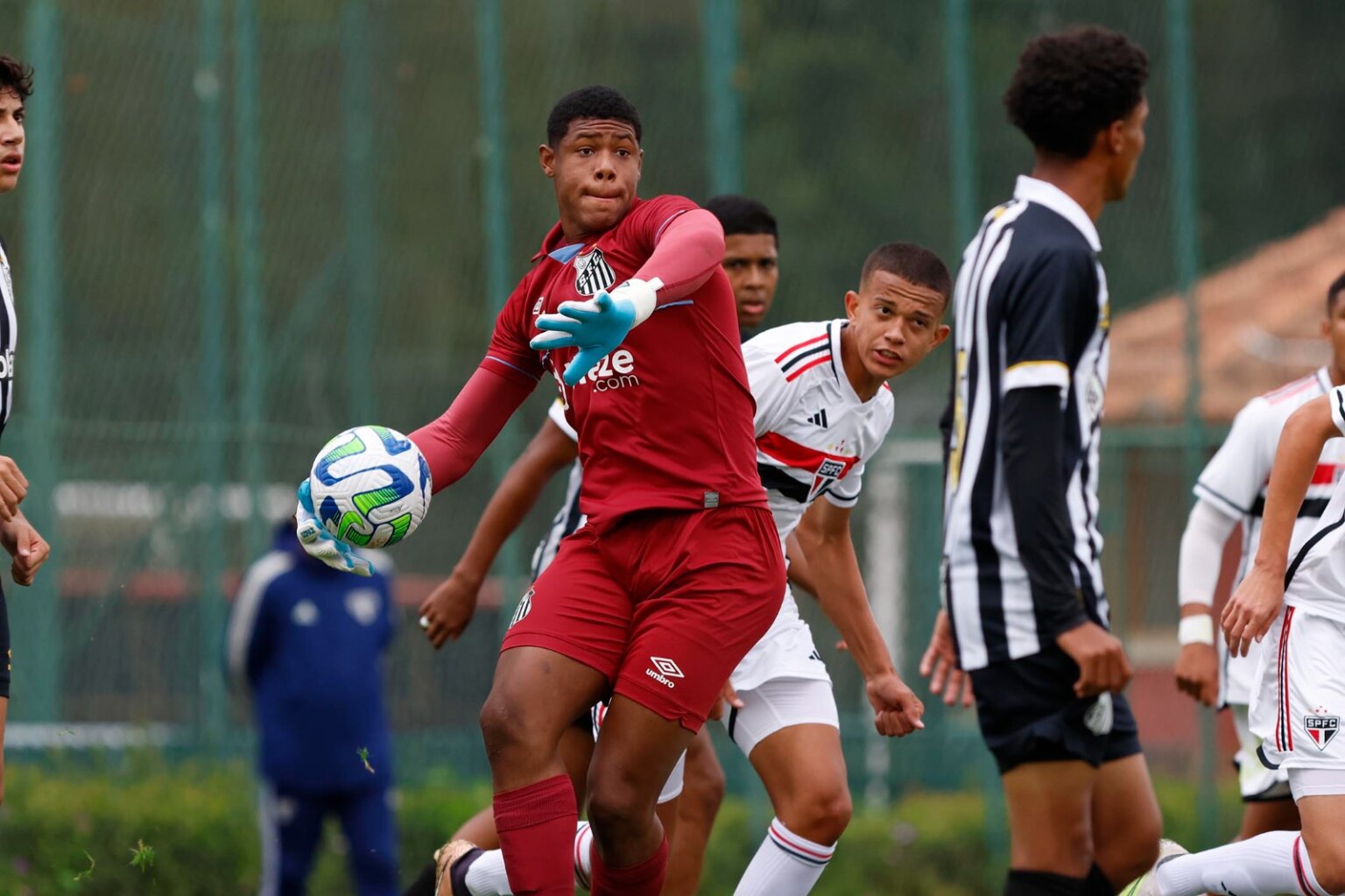 São Paulo mete 3 a 0 no Santos pelo Brasileiro Sub-17