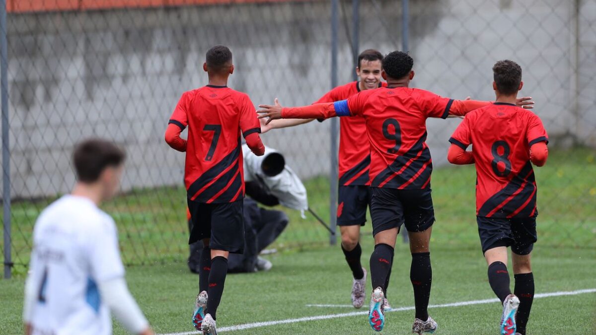 Athletico-PR goleia Grêmio e sobe para terceiro no Brasileiro Sub-17