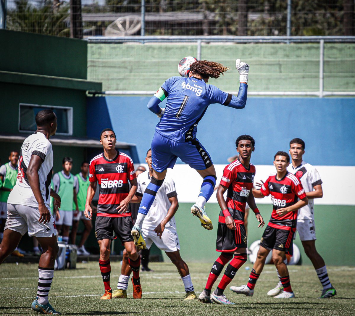 Goleiro marca no tempo normal e Vasco vence clássico nos penais pelo Carioca Sub-17