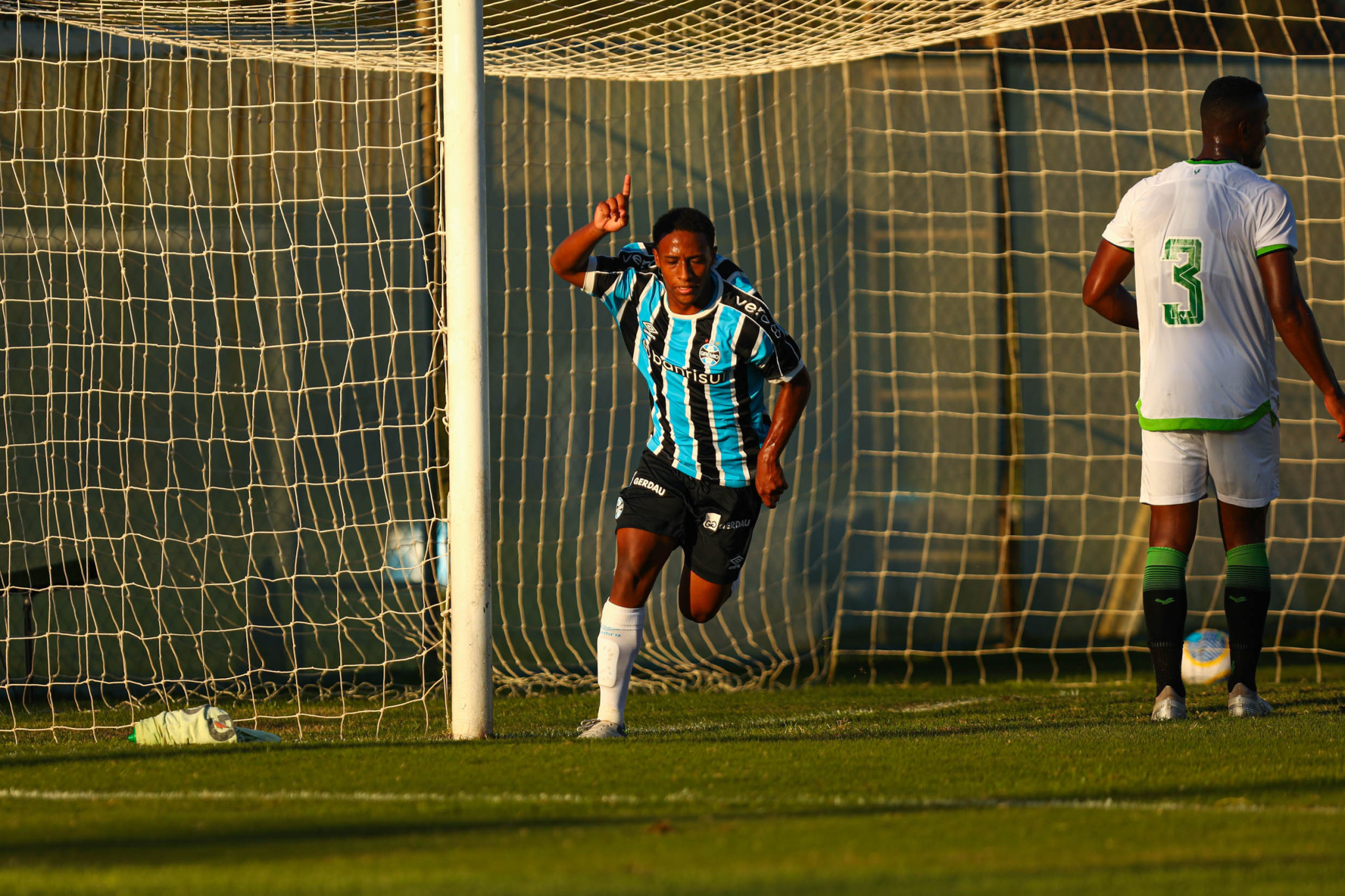 Grêmio vence de virada e segue 100% no Brasileiro Sub-20