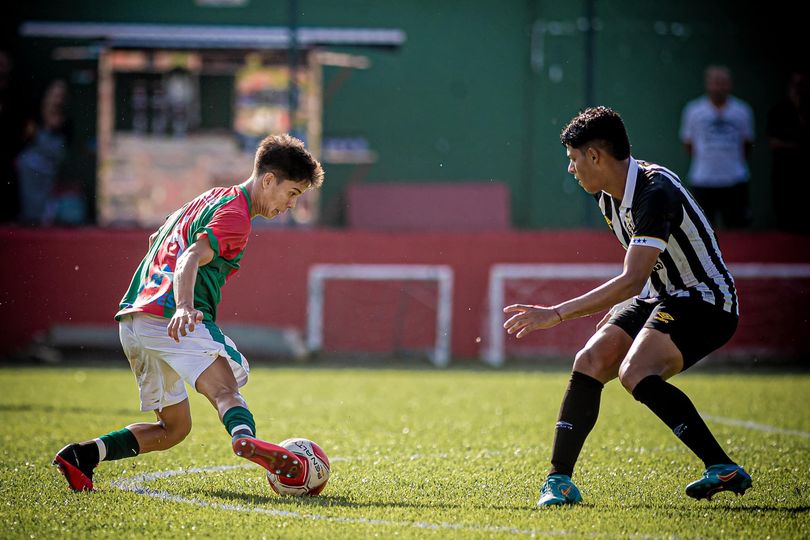 Portuguesa Santista marca no fim e empata contra o Santos em duelo de líderes