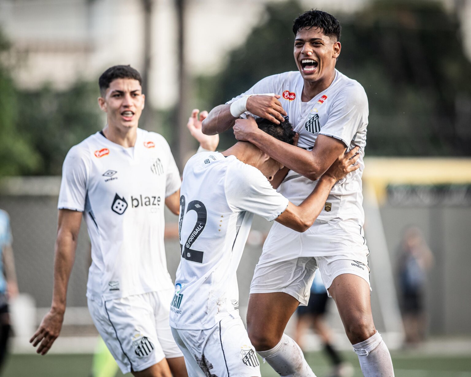 Santos goleia Grêmio e é vice-líder do Brasileiro sub-20