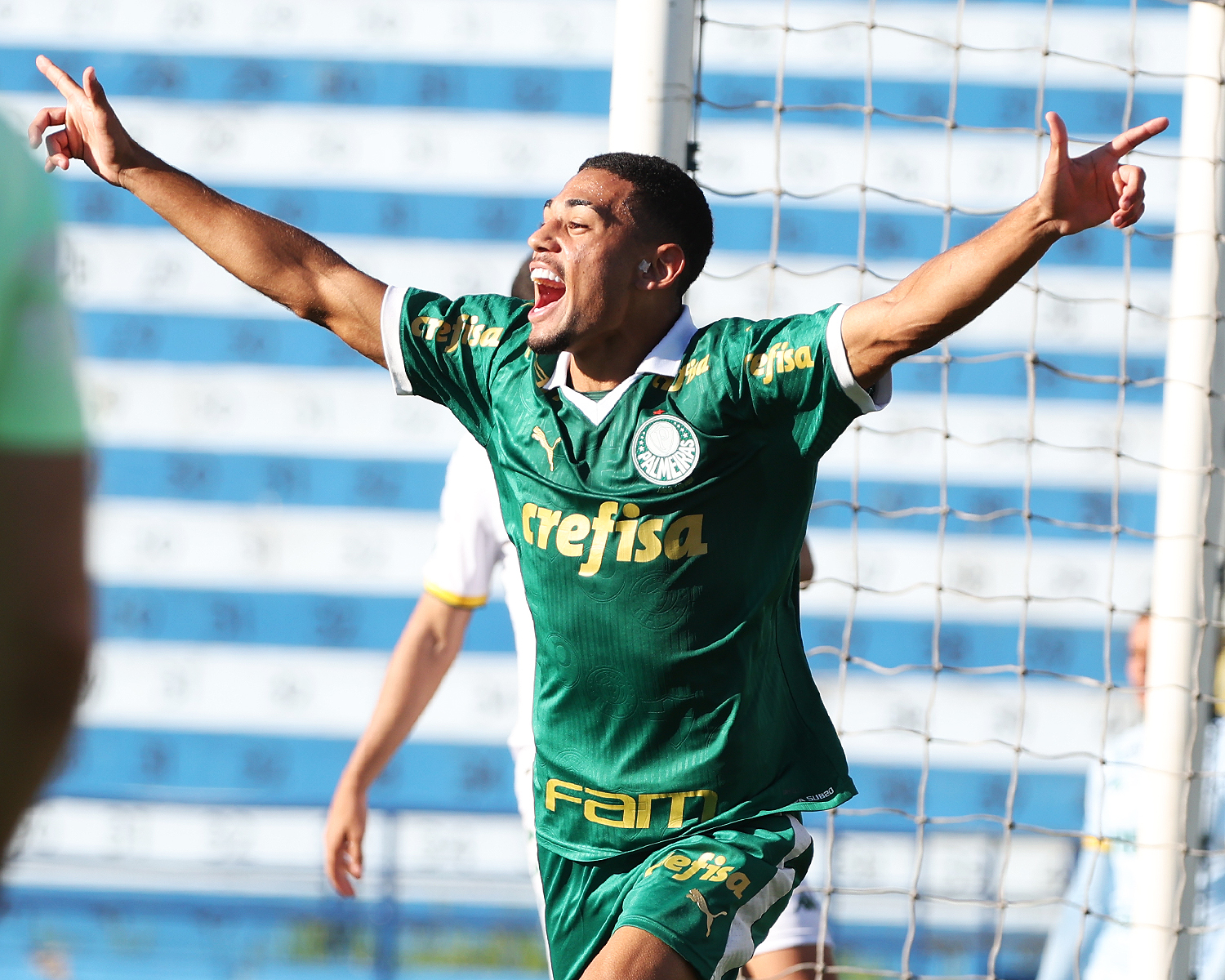 Palmeiras vence e dispara na ponta do Brasileiro Sub-20