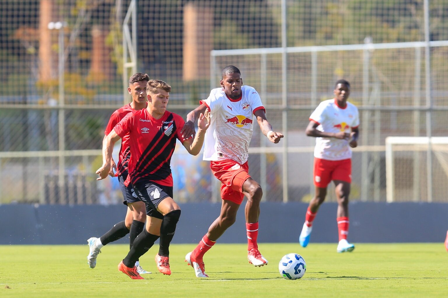 RB Bragantino goleia Athletico Paranaense em estreia no Brasileiro Sub-20