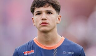 Destaque no futebol paranaense, Vitor Adriano brilha com números de gente grande