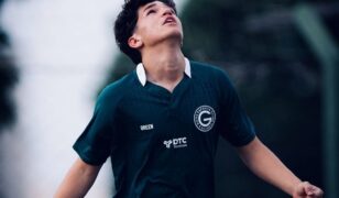 Vitor Adriano marca o primeiro gol com a camisa esmeraldina e celebra classificação do Goiás Sub-15