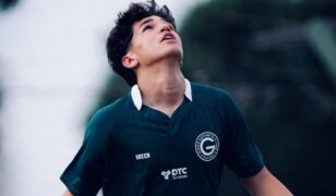 Vitor Adriano marca o primeiro gol com a camisa esmeraldina e celebra classificação do Goiás Sub-15