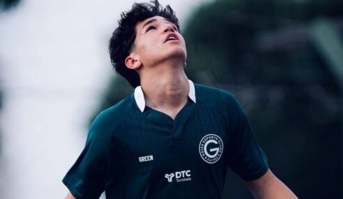 Vitor Adriano marca o primeiro gol com a camisa esmeraldina e celebra classificação do Goiás Sub-15