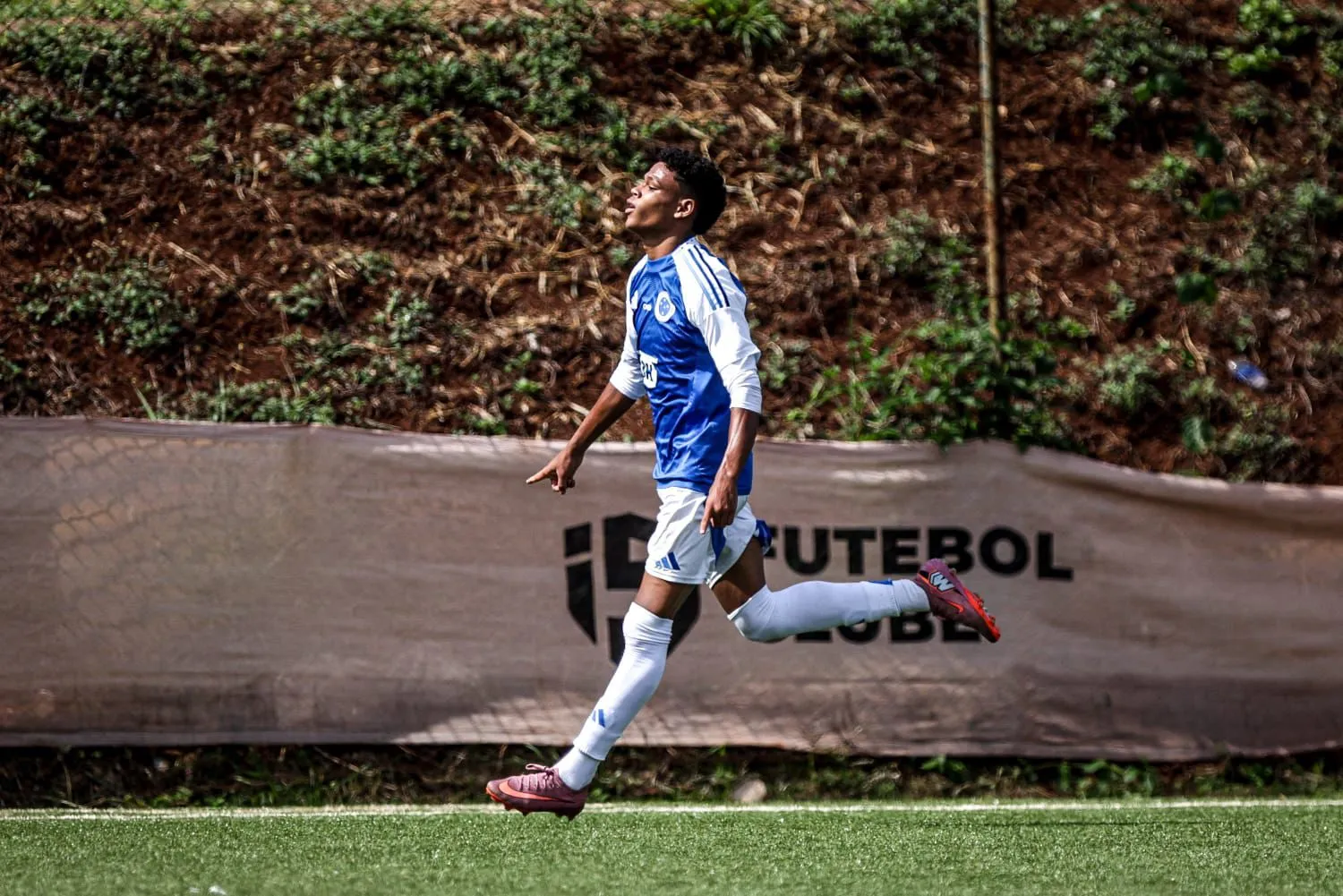 Cruzeiro/MG fez 3 a 1 no Serrano/RJ na estreia (Foto: CopaM2/Fotobase)