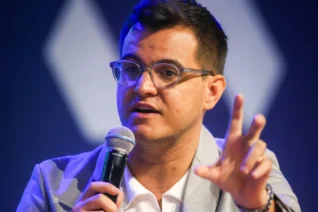 Escuta e profissionalização ganham espaço e redefinem práticas no futebol de base, aponta Jiovani Soeiro