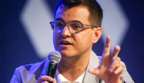 Escuta e profissionalização ganham espaço e redefinem práticas no futebol de base, aponta Jiovani Soeiro